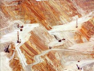 گفت‌و‌گو با رییس اتحادیه صادرکنندگان فرآورده‌های صنایع و معادن سرب و روی ایران اشتباه تایپی مجلس به ضرر معدنی‌ها