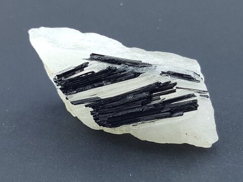  تورمالین کوارتز، سورئالیسم در سنگ